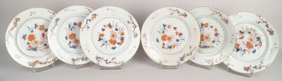 CHINE, XVIIIe siècle, Imari SUITE DE SIX ASSIETTES, vers 1730, en porcelaine à décor...
