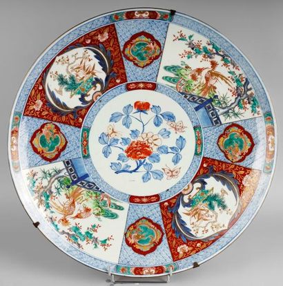 JAPON, Imari, XIXe siècle GRAND PLAT ROND en porcelaine à décor émaillé et doré en...