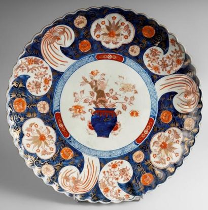 JAPON, XIXe siècle PLAT ROND en porcelaine à bord lobé à décor émaillé et doré Imari...