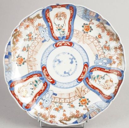 JAPON, fin du XIXe siècle, IMARI PLAT en porcelaine à bord contourné à décor émaillé...
