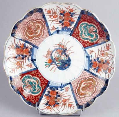 JAPON, fin du XIXe siècle, IMARI PLAT À BORD LOBÉ en porcelaine à décor émaillé et...
