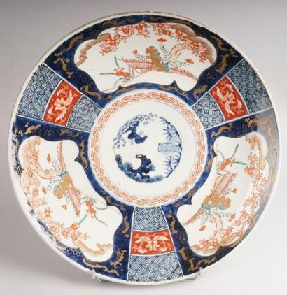 JAPON, Imari, XIXe siècle PLAT ROND en porcelaine à décor émaillé et doré de bambous,...