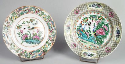 CHINE, vers 1880 ASSIETTE ET ASSIETTE CREUSE en porcelaine à décor d'oiseaux et de...
