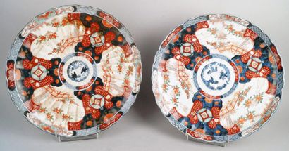 JAPON, IMARI, fin du XIXe siècle PAIRE DE PLATS en porcelaine à bord lobé et panse...