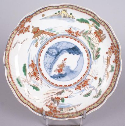 JAPON, fin du XIXe siècle, IMARI ASSIETTE en porcelaine à bord lobé à décor émaillé...