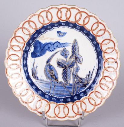 JAPON, fin du XIXe siècle, IMARI ASSIETTE en porcelaine à bord lobé à décor d'échassier...