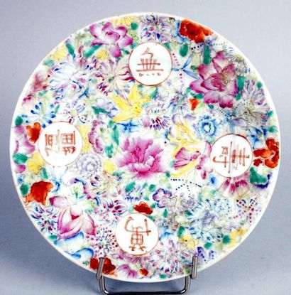 CHINE, fin du XIXe siècle ASSIETTE en porcelaine à décor émaillé «?millefleurs?»....