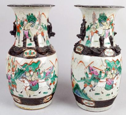 CHINE, NANKIN, fin du XIXe siècle PAIRE DE VASES BALUSTRES en porcelaine à deux anses...
