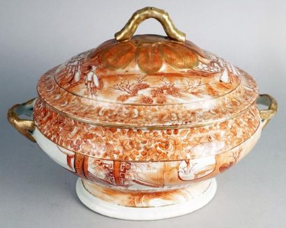 CHINE, Canton, début du XIXe siècle TERRINE OVALE en porcelaine à décor rouge et...