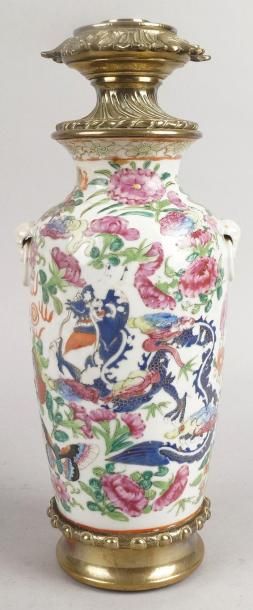 CHINE, Canton, XIXe siècle VASE en porcelaine à décor émaillé de dragons, fleurs,...