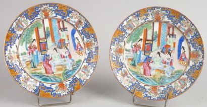 CHINE, Canton, XIXe siècle PAIRE D'ASSIETTES en porcelaine à décor polychrome figurant...
