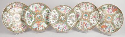 CHINE, canton, fin du XIXe siècle CINQ ASSIETTES en porcelaine à décor émaillé et...