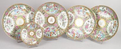 CHINE, canton, fin du XIXe siècle TROIS ASSIETTES PLATES, UNE ASSIETTE CREUSE ET...