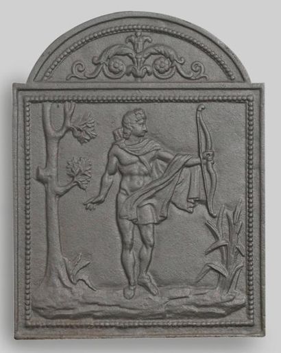 null PLAQUE de CHEMINÉE en fonte figurant Apollon, de style Empire. 46 x 35 cm