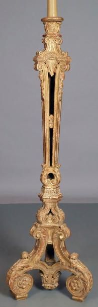 null TORCHÈRE en bois doré sculpté de style Louis XIV à décor de coquilles, agrafes,...