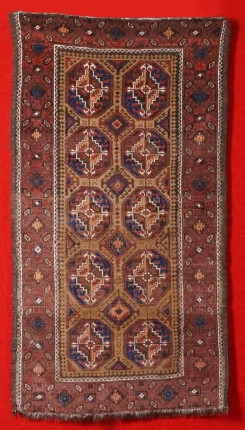 null Tapis du BELOUTCHISTAN de la fin du XIXème siècle à décor rappelant les Boukharas,...