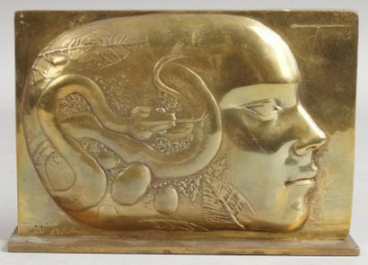 Pierre-Yves TRÉMOIS, né en 1921 PROFIL DE FEMME Bas-relief multiple en bronze à patine...