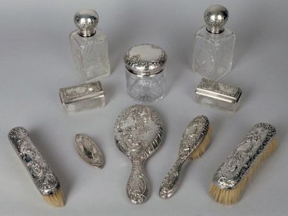 null IMPORTANTE GARNITURE DE TOILETTE en cristal gravé et argent de style rocaille,...