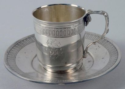 null TASSE et SOUS-TASSE en argent à décor de frises d'arcatures et fleurons sur...