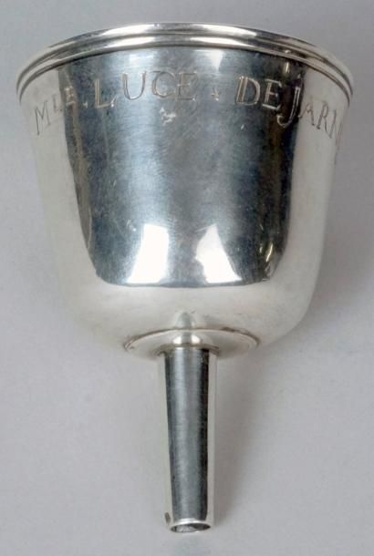 null COUPE SUR PIED PATRONYMIQUE d'époque XVIIIe siècle en argent, gravée «Mle Luce...