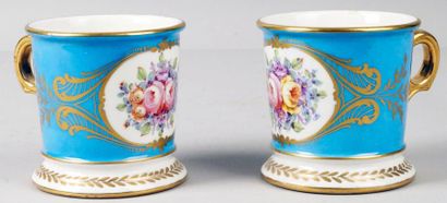 SAMSON, XIXe siècle PAIRE DE TASSES en porcelaine à décor en réserve de fleurs sur...