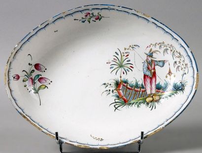 Sceaux, XVIIIe siècle COUPE OVALE en faïence à décor polychrome et doré de Chinois...