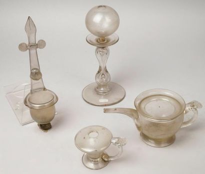null VERRE SOUFFLÉ, XIXe siècle BÉNITIER, CANARD DE MALADE et DEUX LAMPES À HUILE...