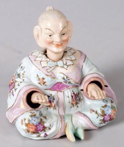 CHELSEA-DERBY, XIXe siècle MAGOT CHINOIS à tête et avant-bras mobiles en porcelaine...