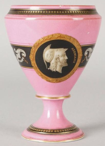 null COUPE en porcelaine de Paris d'époque Napoléon III à décor figurant le roi Leonidas...