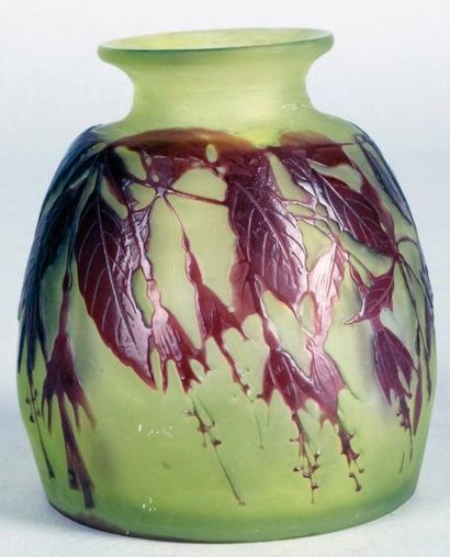 Émile GALLÉ (1846-1904) PETIT VASE ovoïde à col évasé en verre doublé rouge sur fond...