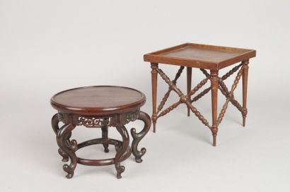 null Deux tables de poupée en bois : table chinoise en palissandre et table carrée...