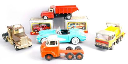 null Lot de jouets divers comprenant camions en tôle dont certains à friction - Range...