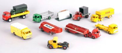 null DTF - TEKNO: Lot de camions dont citerne - bâché - Simca Cargo et porte con...