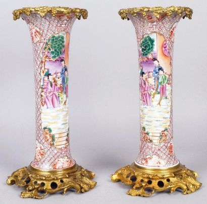 CHINE, XVIIIe SIÈCLE PAIRE DE VASES ROULEAUX en porcelaine à décor «mandarin» de...