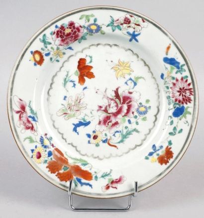 CHINE, XVIIIe SIÈCLE ASSIETTE CREUSE en porcelaine à décor de la Famille Rose polychrome...
