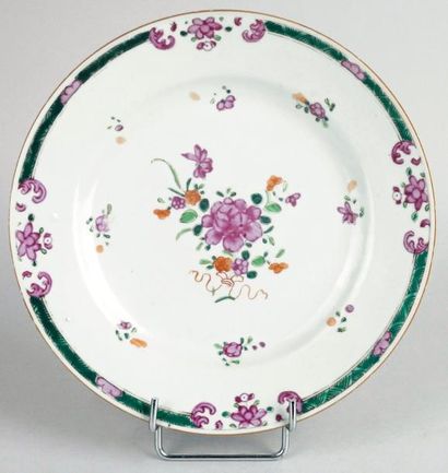 CHINE, époque YONG ZHENG (1722-1735) ASSIETTE en porcelaine à décor émaillé de la...