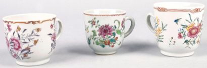 CHINE, XVIIIe SIÈCLE TROIS TASSES en porcelaine à décor émaillé de la Famille Rose...