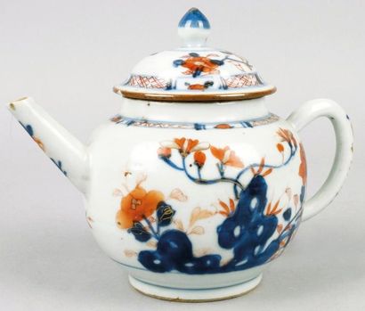 CHINE, XVIIIe SIÈCLE THÉIÈRE en porcelaine à décor Imari de chrysanthèmes, rochers...