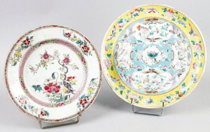 CHINE, XVIIIe SIÈCLE ASSIETTE CREUSE en porcelaine à décor de la Famille Rose de...