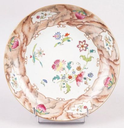 CHINE, FAMILLE ROSE, XVIIIe siècle Plat en porcelaine à décor en réserve de fleurs...