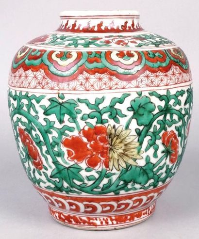 CHINE, époque Transition (1644-1662) VASE en porcelaine à décor sancai rouge, vert...