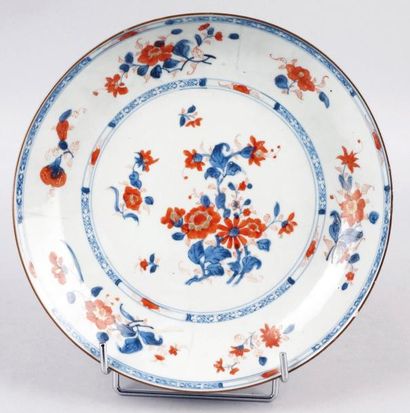 CHINE, XVIIIe SIÈCLE PLAT en porcelaine à décor Imari de fleurs. (Fêles et égrenures)....