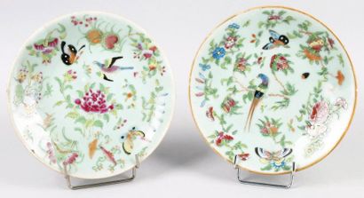 CHINE, canton, fin du XIXe siècle PAIRE D'ASSIETTES en porcelaine à décor polychrome...