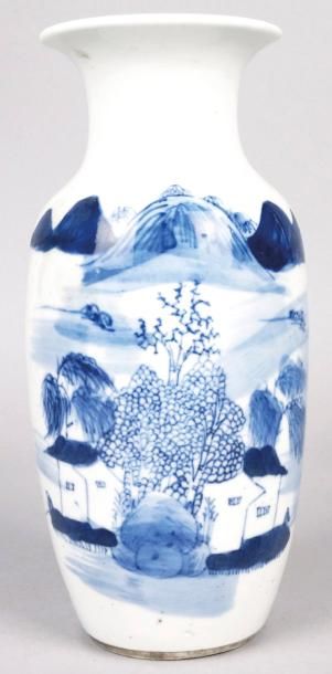 CHINE PETIT VASE BALUSTRE blanc et bleu à décor de paysage lacustre. Haut.: 22 c...