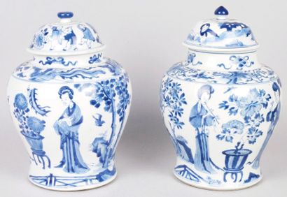CHINE, fin du XIXe siècle PAIRE DE POTICHES COUVERTES en porcelaine à décor bleu...