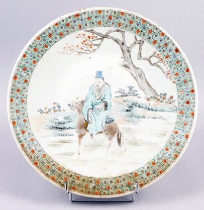 CHINE, fin du XIXe siècle PLAT en porcelaine à décor de personnage juché sur un cheval....
