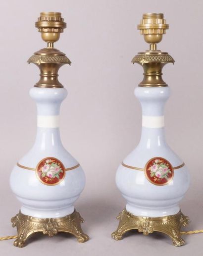 null PAIRE de LAMPES À PÉTROLE en porcelaine d'époque Napoléon III à décor en réserve...