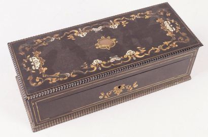 null BOÎTE À GANTS d'époque Napoléon III en bois noirci guilloché et décor incrusté...