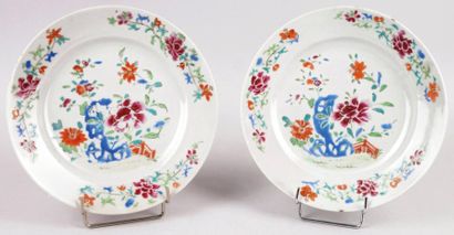 CHINE, FAMILLE ROSE, XVIIIe siècle PAIRE d'ASSIETTES en porcelaine à décor polychrome...