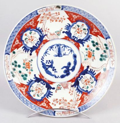 JAPON, IMARI, fin du XIXe siècle PLAT ROND en porcelaine à décor émaillé polychrome...